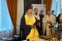 IPS Teofan a dat citire mesajului Părintelui Patriarh Daniel, intitulat „Un vechi conac boieresc a reînviat într-un Centru de zi pentru bunici” / Foto: Flavius Popa