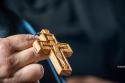 Crucile noastre de zi cu zi: de la eșecuri și pierderi, la bucuria Învierii