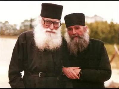 Părintele Efrem Katunakiotul rostind rugăciunea lui Iisus