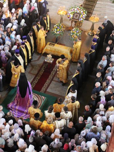 Bucură-te, Sfinte Tihon, mare făcător de minuni!