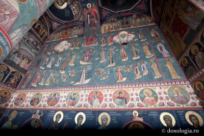 (Foto) Frescele bisericii noi a Mănăstirii Lainici