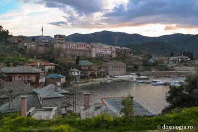 Mănăstirea Vatoped - Sfântul Munte Athos, Grecia (Foto: Silviu Cluci) Mănăstirea Vatoped, Sfântul Munte Athos, Grecia