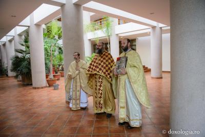 Părticele din moaştele Sfântul Neofit Zăvorâtul, dăruite parohiei Sfântul Maxim Mărturisitorul din Iaşi (galerie FOTO)