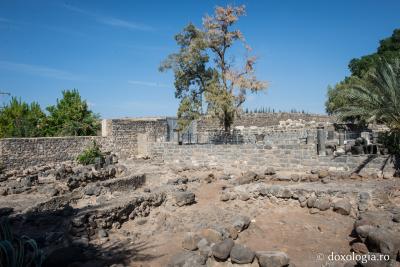 (Foto) Pelerin la casa Sfinților Apostoli Petru și Andrei din Capernaum 
