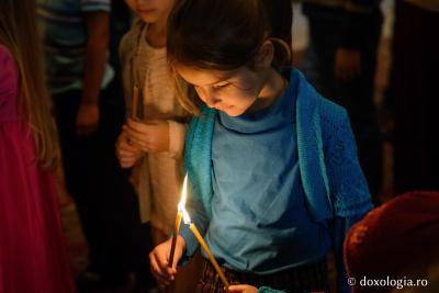 lumânare aprinsă în mână