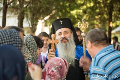 (Foto) Racla cu părticele din moaștele sfinților Efrem, Ioan Rusul, Ecaterina și Ignatie, la Biserica Vovidenia din Botoșani