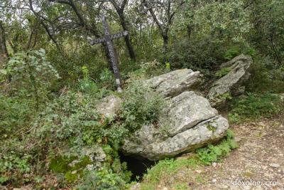 (Foto) Închinare la peştera Sfântului Ioan Cucuzel – Athos
