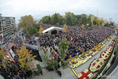 (Foto) Sfânta Liturghie în cinstea Sfintei Parascheva a adus împreună mii de pelerini din țară și străinătate