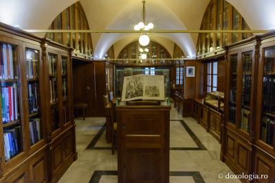 (Foto) Preumblare printre rafturile bibliotecii Mănăstirii Simonos Petra – Athos