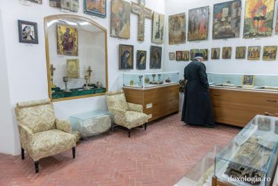 (Foto) Vizită la Muzeul Arhiepiscopiei Romanului și Bacăului