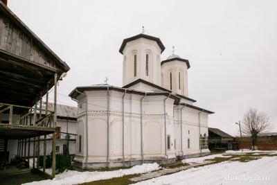 (Foto) Pelerin la biserica fostului aşezământ monahal Morunglavu