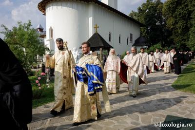 (Foto) A doua zi de hram la Mănăstirea Văratec - Liturghie arhierească în cinstea Sfântului Iosif
