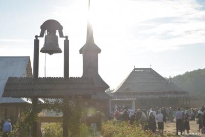 (Foto) Slujbă arhierească de hramul Mănăstirii Lebăda - Înălțarea Sfintei Cruci