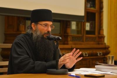 (Video) Cum se poate apropia un tânăr de Taina Maicii Domnului? Mai este fecioria de actualitate astăzi? – Protosinghelul Teofan Popescu