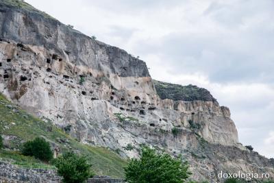 Pași de pelerin la Mănăstirea Vardzia – Georgia / Foto: Pr. Silviu Cluci Mănăstirea Vardzia – Georgia