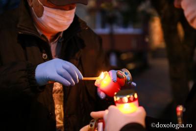 (Foto) Preoți și voluntari, un singur glas de rugăciune: „Veniți de luați Lumină!”