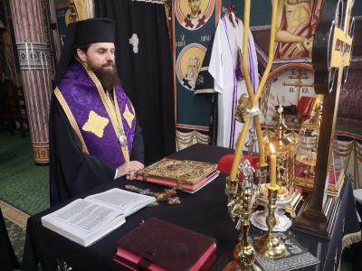 (Video) „Hristos, Cel răstignit pe Cruce, îmbrățișează întreaga lume” – PS Benedict Bistrițeanul