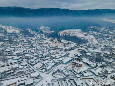 (Foto) Când rugăciunea îmbracă straie de iarnă: În zbor peste Mănăstirea Văratec