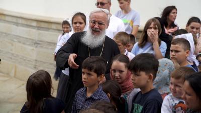 (Video) 250 de copii din Botoșani s-au întâlnit la Mănăstirea Popăuți cu Înaltpreasfințitul Părinte Serafim