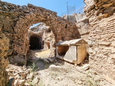 Pași de pelerini la mormântul Sfintei Maria Magdalena din Efes – Turcia / Foto: Magda Buftea mormântul Sfintei Maria Magdalena din Efes – Turcia