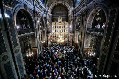 (Foto) Pelerinii Sfintei Parascheva s-au rugat alături de PS Nichifor la Catedrala Mitropolitană din Iași
