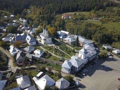 (Video) Veșmânt de har și binecuvântare pentru Mănăstirea Văratec, la 210 ani de la prima sfințire