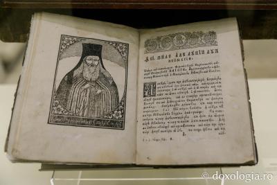 (Foto) „Rugăciune și paisianism reflectată în obiectele de patrimoniu din epocă” – expoziție la Muzeul Mitropolitan din Iași