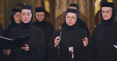 (Video) Corul maicilor de la Mănăstirea Paltin-Petru Vodă – Colind (Trup, tu dormi?)