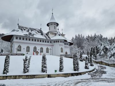 (Foto) Peisaj de iarnă în luna aprilie la Mănăstirea Pângărați