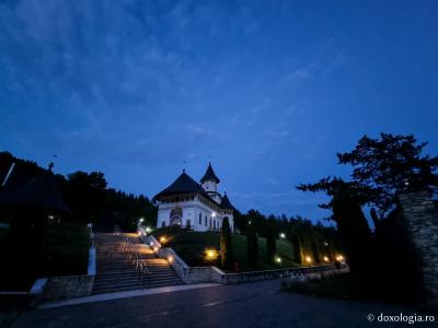 (Foto) Zile liniștite de mai la Mănăstirea Pângărați