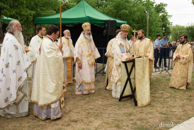 IPS Teofan citind Sfânta Evanghelie la slujba de sfințire/Foto:  Constantin Comici (Video) Doi ierarhi au sfințit biserica „Sfântul Ioan Botezătorul” din Bârnova, județul Iași
