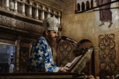 (Audio) Maica Domnului ne acoperă mereu cu omoforul milei și al dragostei sale – PS Benedict