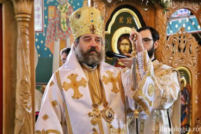 PS Nichifor Botoșăneanul, săvârșind Sfânta Liturghie la Parohia Răducăneni / Foto: Flavius Popa PS Nichifor Botoșăneanul