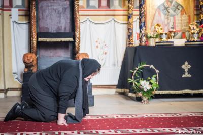 Femeie care se roagă 