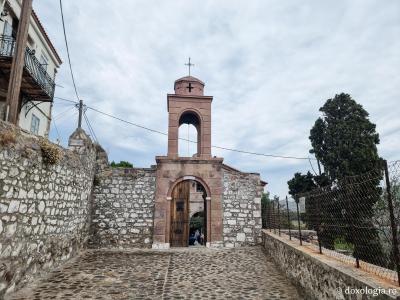 Pași de pelerin la Biserica „Sfânta Chiriachi” din Molivos, Insula Lesvos / Foto: Magda Buftea Pași de pelerin la Biserica „Sfânta Chiriachi” din Molivos, Insula Lesvos