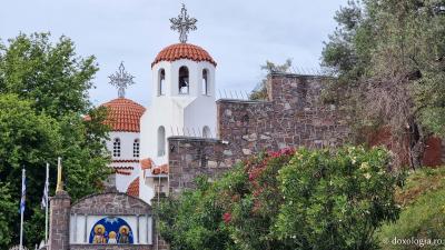 Biserica principală a Mănăstirii „Sfântul Mucenic Rafail” din Insula Lesvos / Foto: Magda Buftea Biserica principală a Mănăstirii „Sfântul Mucenic Rafail” din Insula Lesvos