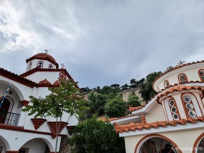 Pași de pelerin la Mănăstirea „Sfinților Părinți” din Insula Chios, Grecia