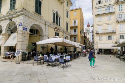 La pas prin Corfu Town