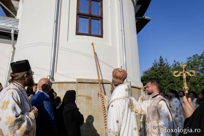 (Foto) Zi de îndoită bucurie la Mănăstirea Văratec: Biserica „Schimbarea la Față”, târnosită de hramul Sfântului Iosif, ocrotitorul așezământului