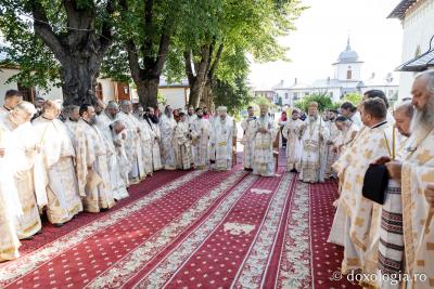 Resfințire de biserică și hram la Mănăstirea Văratec