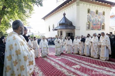 (Foto) Sub ocrotirea Maicii Domnului: Sobor de ierarhi și popor credincios la hramul Mănăstirii Văratec