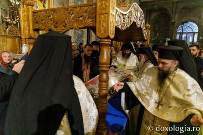 (Video) Hramul Mitropoliei Moldovei și Bucovinei, la final. Moaștele Sfintei Parascheva, așezate înapoi în Catedrala Mitropolitană