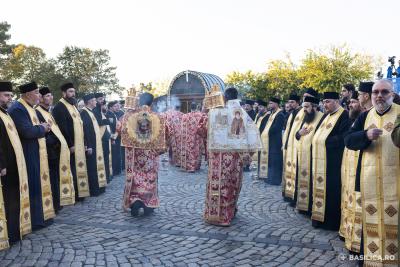 (Foto) Slujbă de priveghere în cinstea Sfântului Mare Mucenic Dimitrie, Izvorâtorul de mir