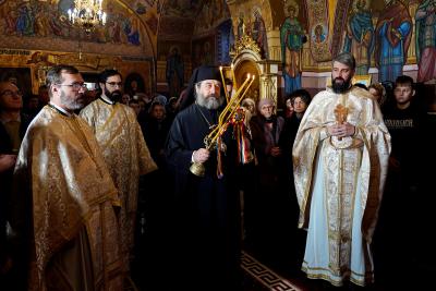 (Video) Slujbă arhierească la Parohia „Pogorârea Sfântului Duh” din cartierul ieșean Bucium