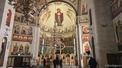 Clipe de liniște în biserica nouă a Mănăstirii Nicula