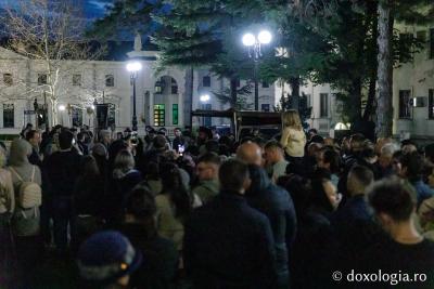 Credincioșii ieșeni, în rugăciune la slujba Prohodului Domnului