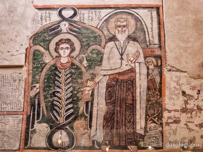 Clipe de răgaz în fața frescelor din biserica Mănăstirii El Sourian din Egipt