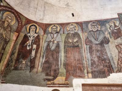 Clipe de răgaz în fața frescelor din biserica Mănăstirii „Sfântul Antonie cel Mare” din Egipt
