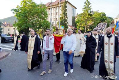 (Foto) Procesiune cu moaștele Sfântului Iosif cel Milostiv la hramul orașului Piatra Neamț