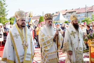 (Video) Biserica „Sfinții Apostoli Petru și Pavel” Roznov II a fost sfințit de trei ierarhi